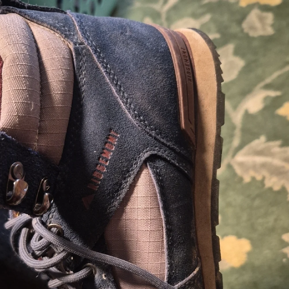 High-Top Outdoor Boots in Navy and Dusty Rose